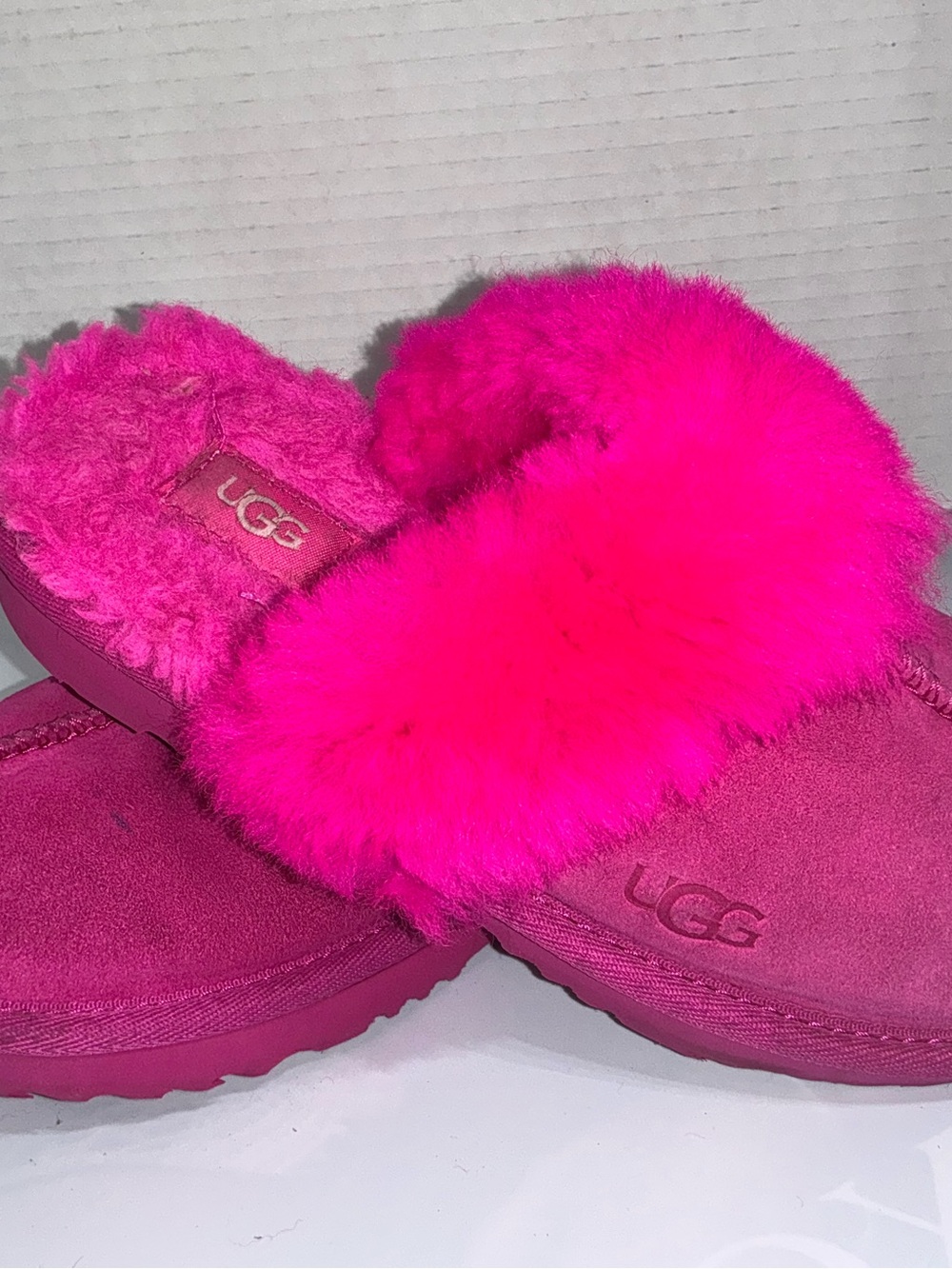 UGG Kids Hot Vibrant Pink Fluffy Slide Slippers Cozy Lounge Y2K Boho Size 1